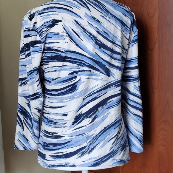 JM Collection top with wave detail size small - Picture 2 of 4